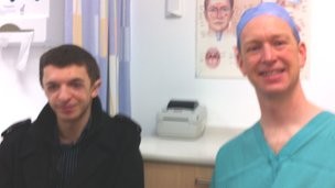 Cirurgião Alex Bennett espera que experiência com Hogg trará esperança para outros pacientes (Foto: BBC)